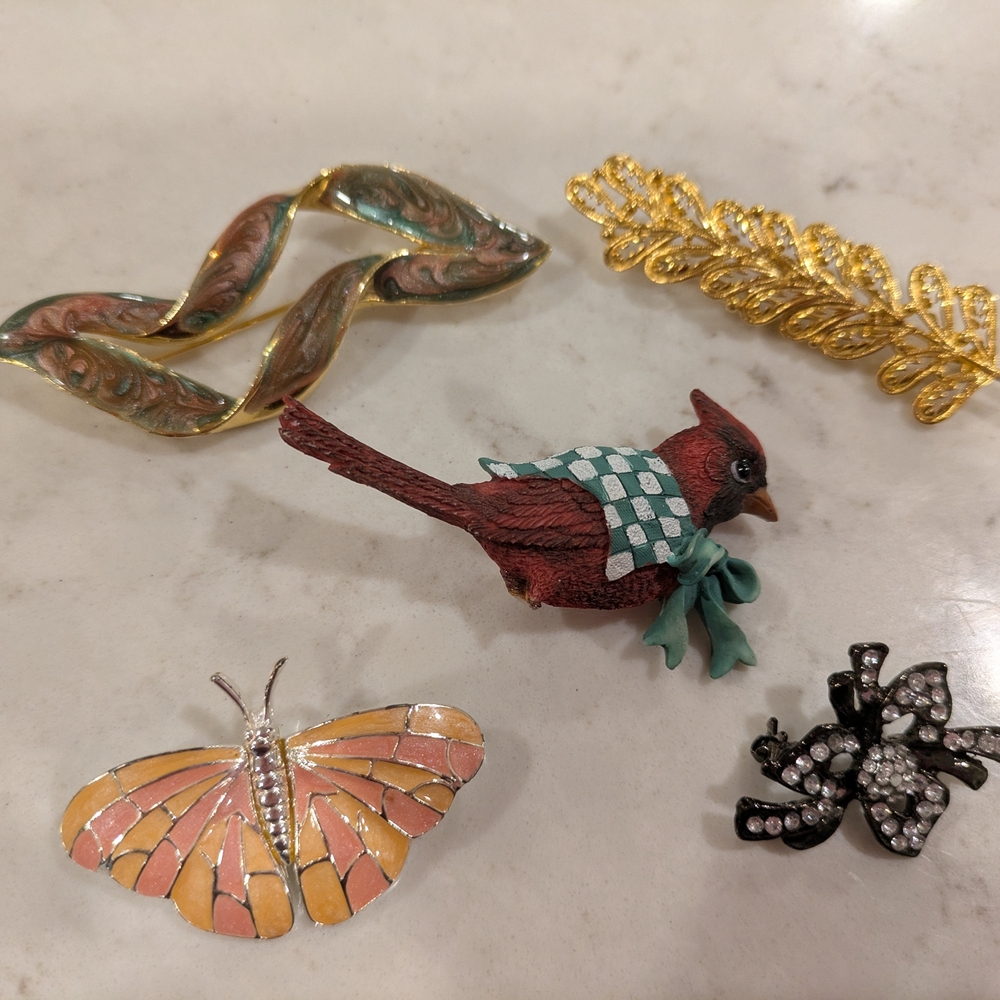 Charming Cardinal Brooch with Green Accents Set Of 5